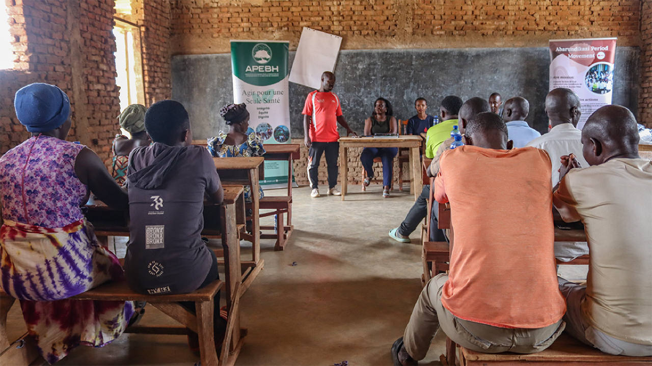 Des participants réunis dans une salle de classe lors de l’atelier de Kanyosha/Rwoga.