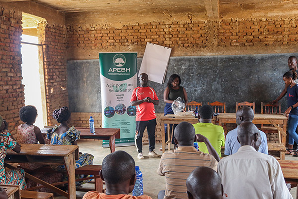 Jeunes, femmes et leaders communautaires participant au projet Ngire Ijambo kubiriko biraba